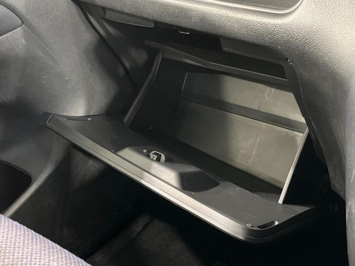 2015 Nissan Serena DBA-FNC26 (UW-69f1f6d1d2fe9)[27]