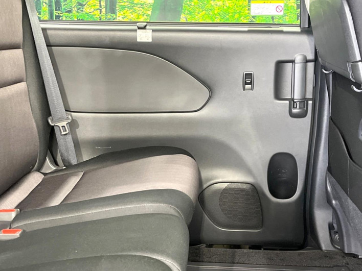 2017 Nissan Serena DAA-GFC27 (UW-69f1f6d8dafe1)[7]