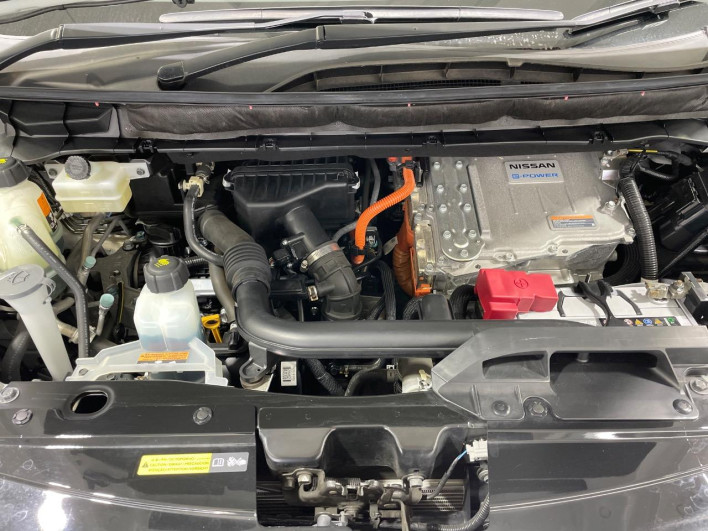 2017 Nissan Serena DAA-GFC27 (UW-69f1f6d9400e2)[4]