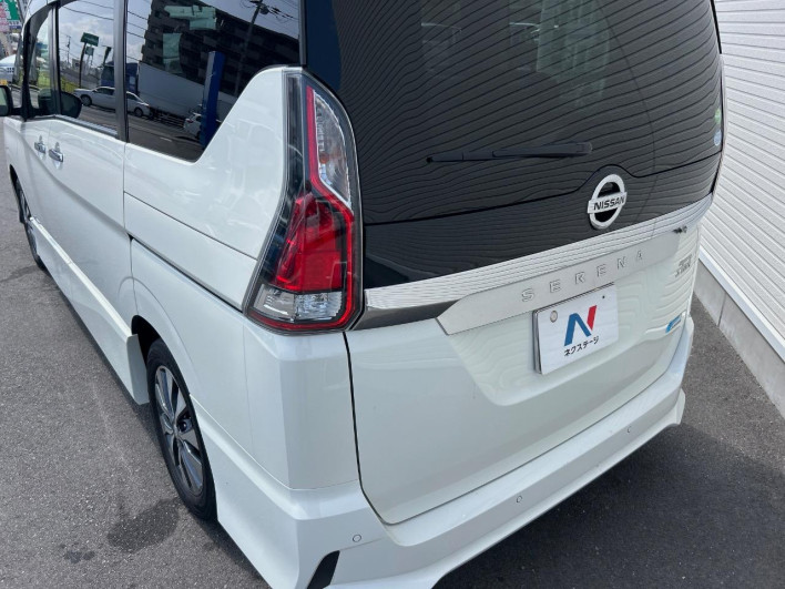 2017 Nissan Serena DAA-GFC27 (UW-69f1f6da254cf)[13]
