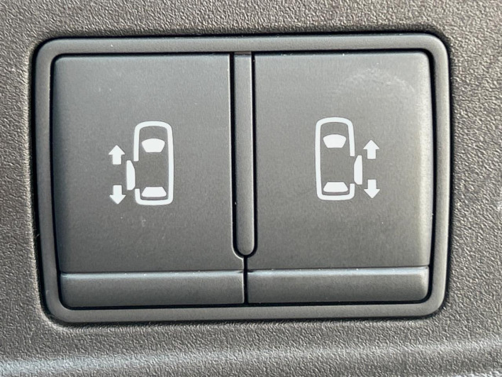 2017 Nissan Serena DAA-GFC27 (UW-69f1f6da254cf)[22]