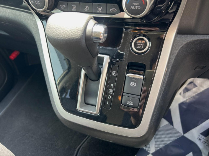 2017 Nissan Serena DAA-GFC27 (UW-69f1f6da254cf)[27]