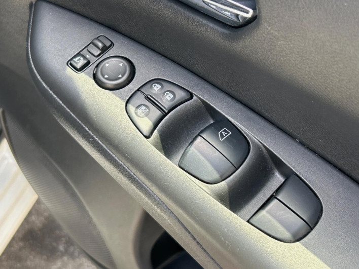 2017 Nissan Serena DAA-GFC27 (UW-69f1f6da254cf)[19]