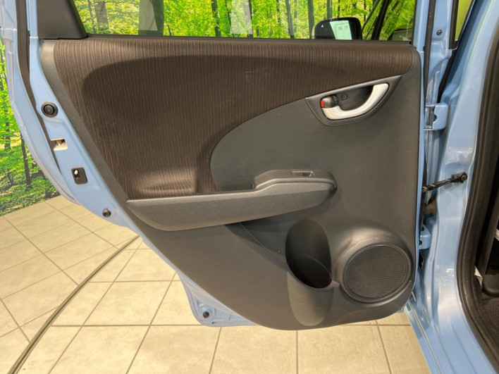 2013 Honda Fit Hybrid DAA-GP1 (UW-69f1f6e28fa39)[12]