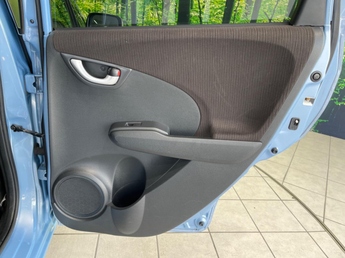 2013 Honda Fit Hybrid DAA-GP1 (UW-69f1f6e28fa39)[20]