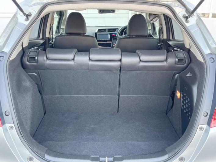 2014 Honda Fit Hybrid DAA-GP5 (UW-69f1f6e30da70)[28]