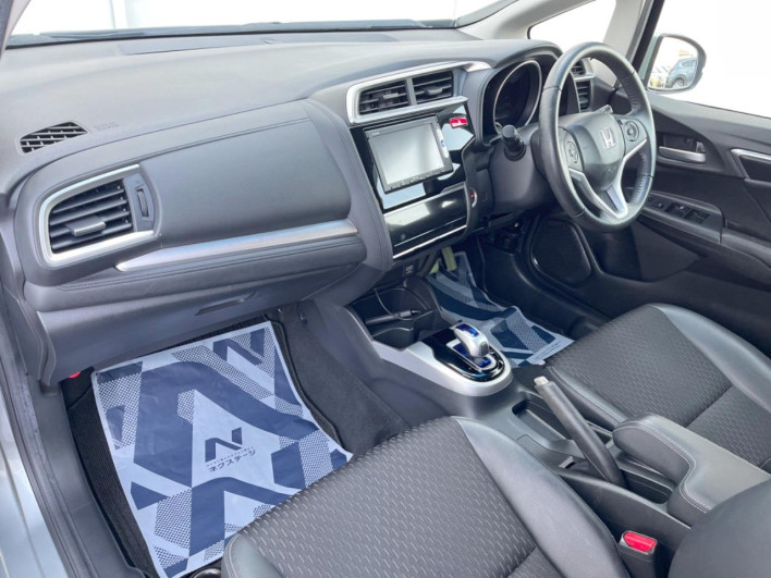 2014 Honda Fit Hybrid DAA-GP5 (UW-69f1f6e30da70)[20]