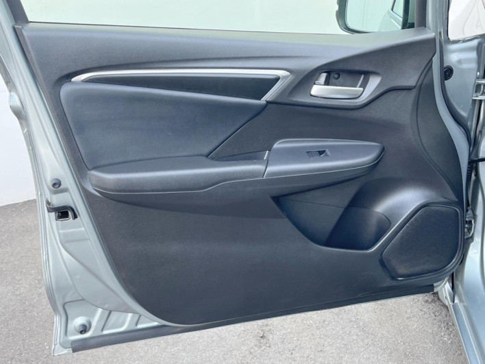 2014 Honda Fit Hybrid DAA-GP5 (UW-69f1f6e30da70)[19]