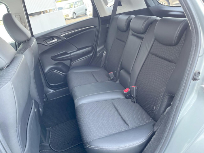 2014 Honda Fit Hybrid DAA-GP5 (UW-69f1f6e30da70)[26]