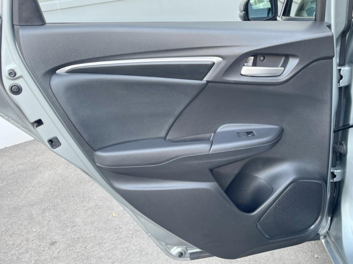 2014 Honda Fit Hybrid DAA-GP5 (UW-69f1f6e30da70)[24]