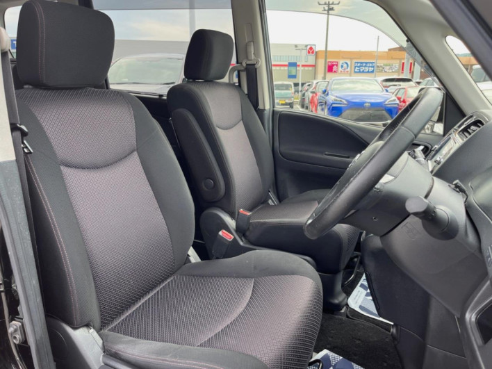 2013 Nissan Serena DAA-HFC26 (UW-69f1f6f3d67e7)[18]