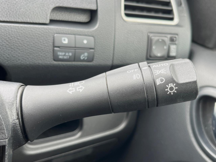 2013 Nissan Serena DAA-HFC26 (UW-69f1f6f3d67e7)[6]