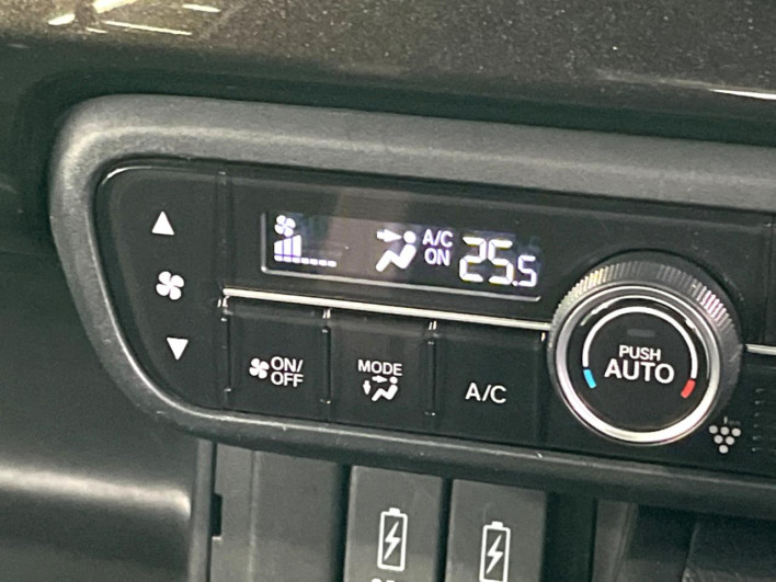 2018 Honda N-BOX CUSTOM DBA-JF3 (UW-69f1f70bd7f95)[24]