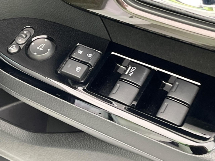 2018 Honda N-BOX CUSTOM DBA-JF3 (UW-69f1f70be45a0)[27]