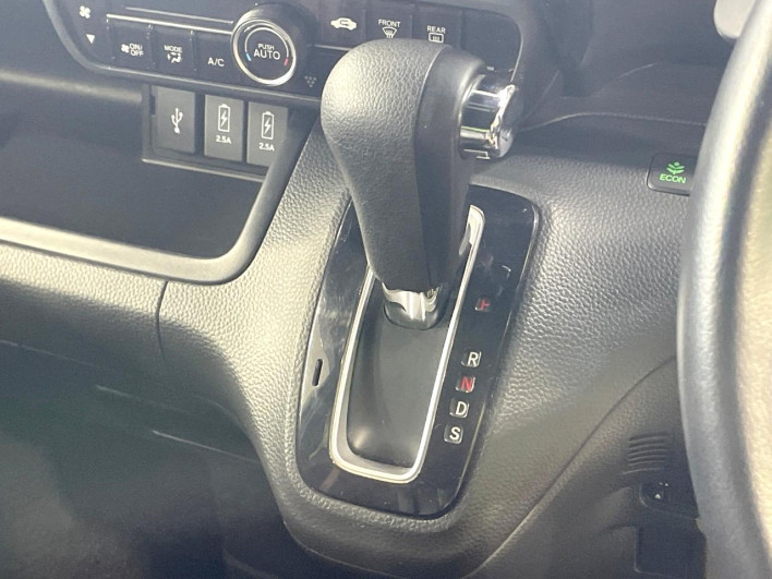 2019 Honda N-BOX CUSTOM DBA-JF3 (UW-69f1f712c0797)[21]