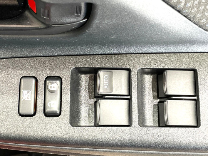 2018 Toyota Vitz DBA-KSP130 (UW-69f1f7353989d)[8]