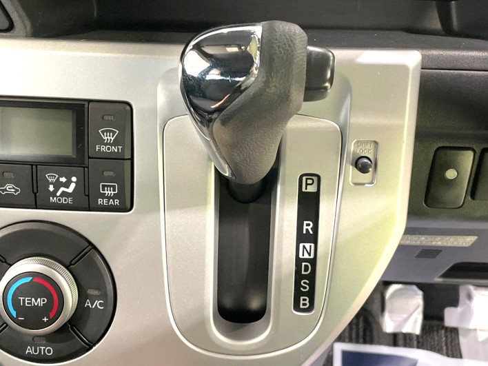 2015 Daihatsu Wake DBA-LA700S (UW-69f1f7515caba)[16]