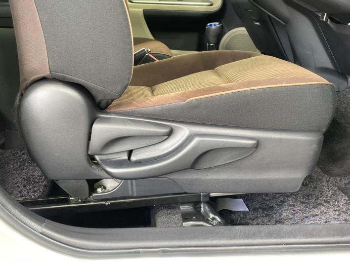2012 Toyota Aqua DAA-NHP10 (UW-69f1f7b160465)[19]