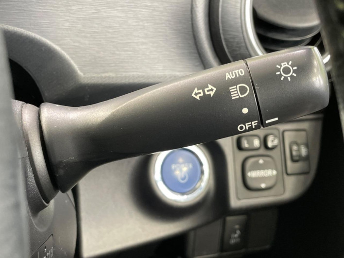 2012 Toyota Aqua DAA-NHP10 (UW-69f1f7b160465)[12]