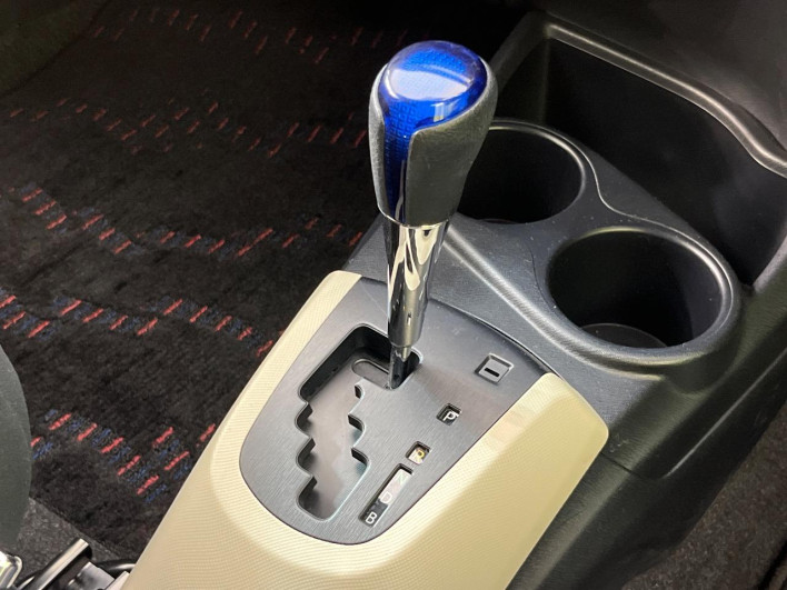 2013 Toyota Aqua DAA-NHP10 (UW-69f1f7b16da17)[18]