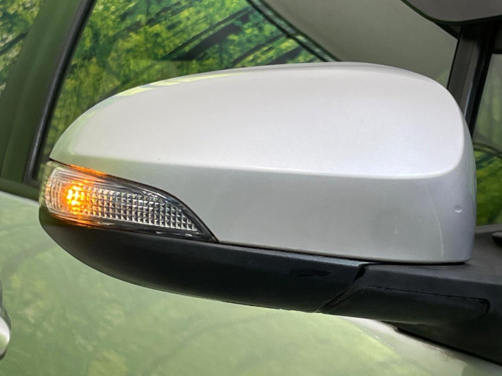 2013 Toyota Aqua DAA-NHP10 (UW-69f1f7b16da17)[14]