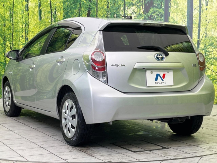2013 Toyota Aqua DAA-NHP10 (UW-69f1f7b16da17)[10]