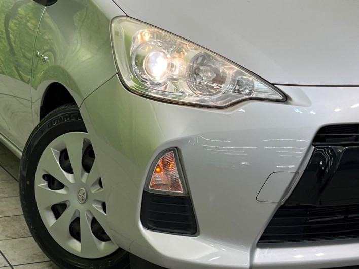 2013 Toyota Aqua DAA-NHP10 (UW-69f1f7b16da17)[13]