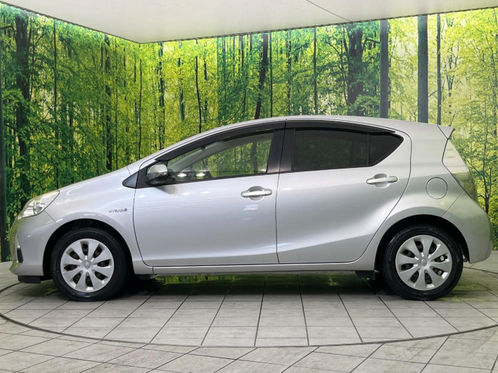 2013 Toyota Aqua DAA-NHP10 (UW-69f1f7b16da17)[11]