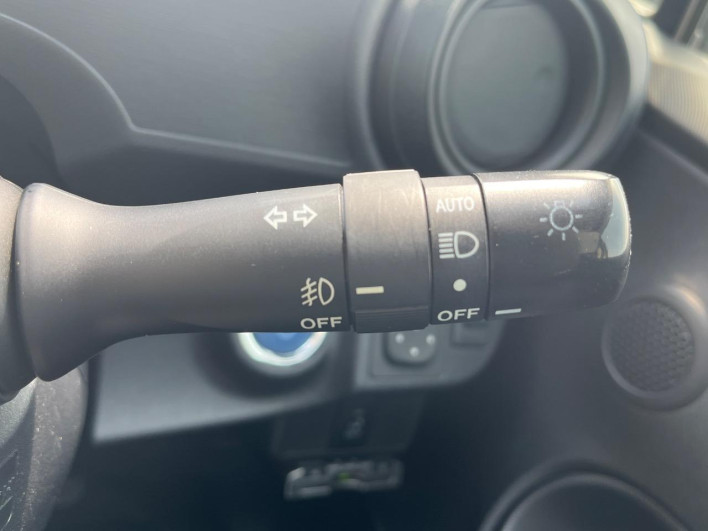 2014 Toyota Aqua DAA-NHP10 (UW-69f1f7b2aaff3)[13]