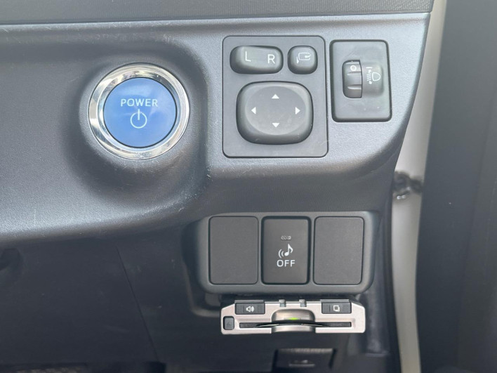 2014 Toyota Aqua DAA-NHP10 (UW-69f1f7b2aaff3)[15]