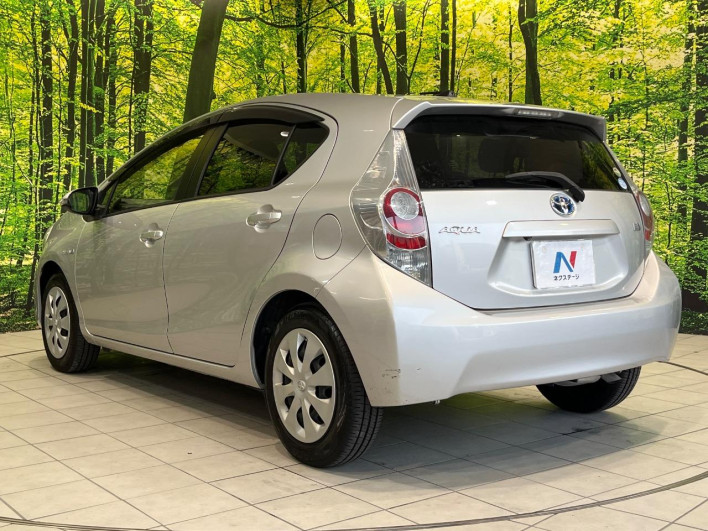 2014 Toyota Aqua DAA-NHP10 (UW-69f1f7b2b6718)[19]