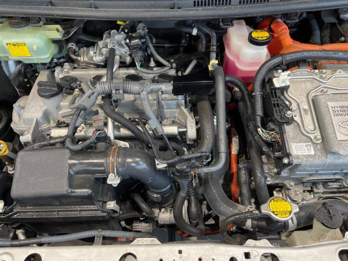 2014 Toyota Aqua DAA-NHP10 (UW-69f1f7b2b6718)[4]