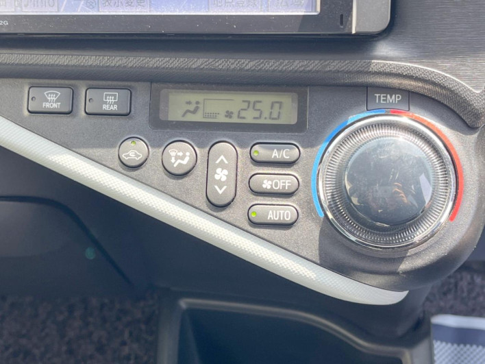 2014 Toyota Aqua DAA-NHP10 (UW-69f1f7b43390f)[16]