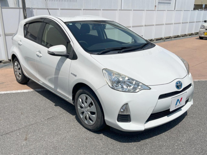 2014 Toyota Aqua DAA-NHP10 (UW-69f1f7b43390f)[28]