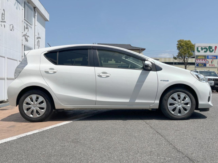 2014 Toyota Aqua DAA-NHP10 (UW-69f1f7b43390f)[29]