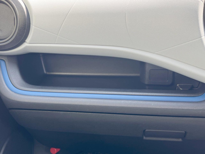 2014 Toyota Aqua DAA-NHP10 (UW-69f1f7b43390f)[15]