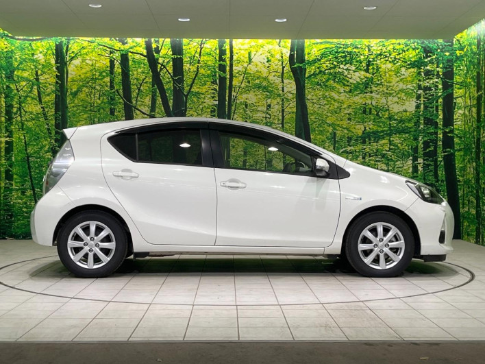 2014 Toyota Aqua DAA-NHP10 (UW-69f1f7b46f577)[15]