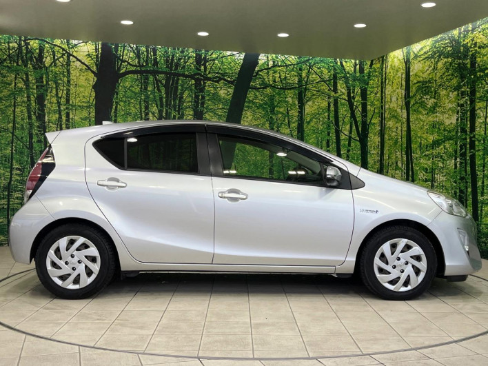 2015 Toyota Aqua DAA-NHP10 (UW-69f1f7b49b09c)[21]