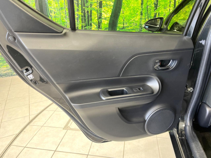 2017 Toyota Aqua DAA-NHP10 (UW-69f1f7b69eff8)[19]
