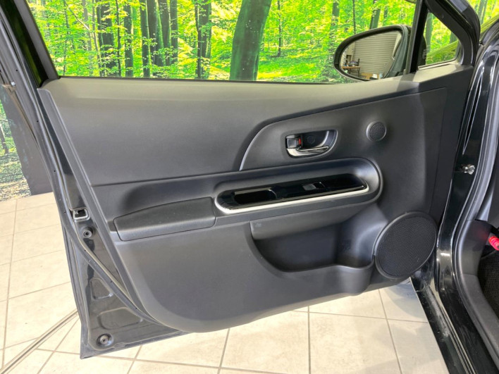 2017 Toyota Aqua DAA-NHP10 (UW-69f1f7b69eff8)[20]
