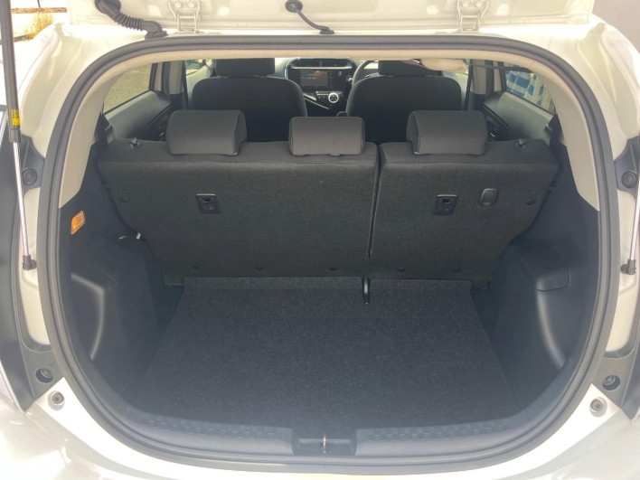 2018 Toyota Aqua DAA-NHP10 (UW-69f1f7b890fe8)[28]