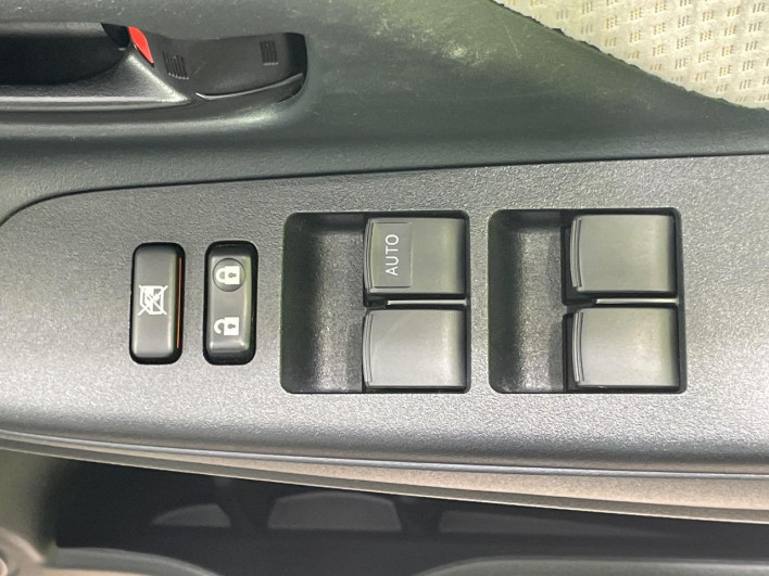 2017 Toyota Vitz DAA-NHP130 (UW-69f1f7b9c8028)[5]