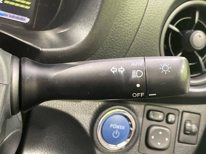 2017 Toyota Vitz DAA-NHP130 (UW-69f1f7b9c8028)[16]