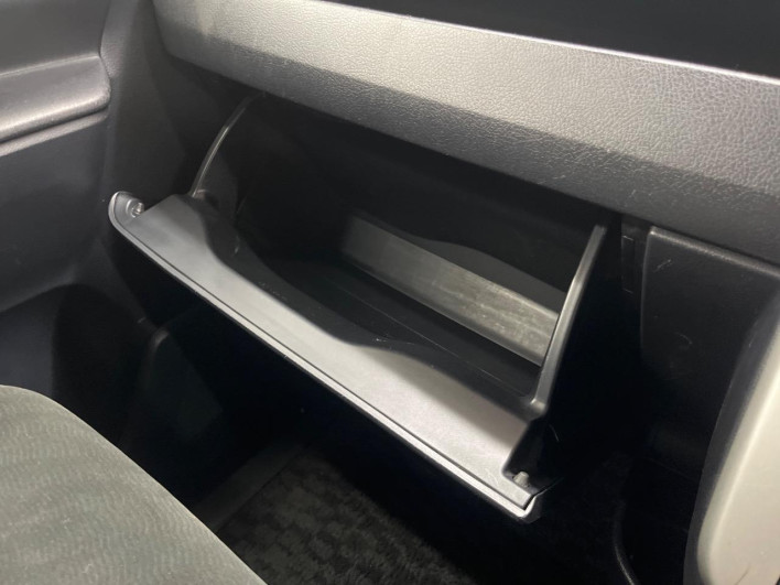 2013 Toyota Voxy DBA-ZRR70G (UW-69f1f7f1d3f47)[24]