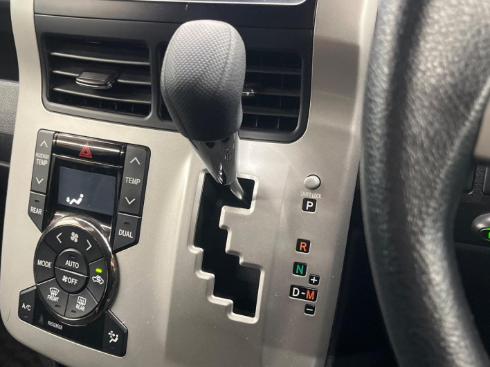 2013 Toyota Voxy DBA-ZRR70G (UW-69f1f7f1d3f47)[28]