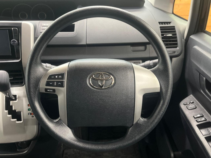 2013 Toyota Voxy DBA-ZRR70G (UW-69f1f7f1d3f47)[17]