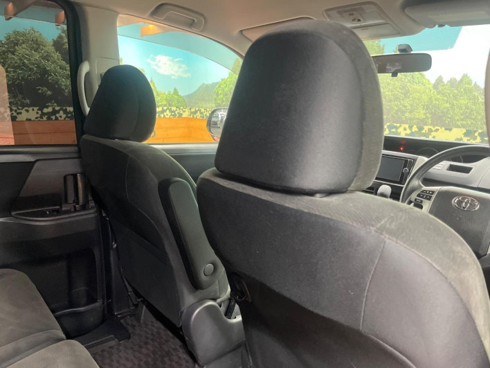 2013 Toyota Voxy DBA-ZRR70G (UW-69f1f7f1d3f47)[15]