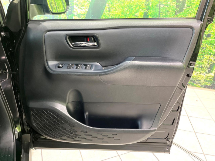 2015 Toyota Voxy DBA-ZRR80W (UW-69f1f7f20ec4d)[28]