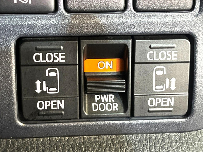 2017 Toyota Voxy DBA-ZRR80W (UW-69f1f7f251c2c)[15]