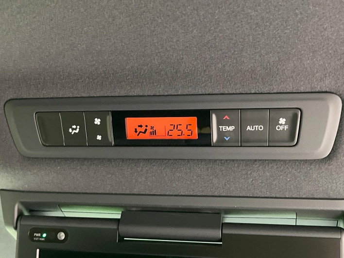 2020 Toyota Voxy DAA-ZWR80W (UW-69f1f80719e24)[27]